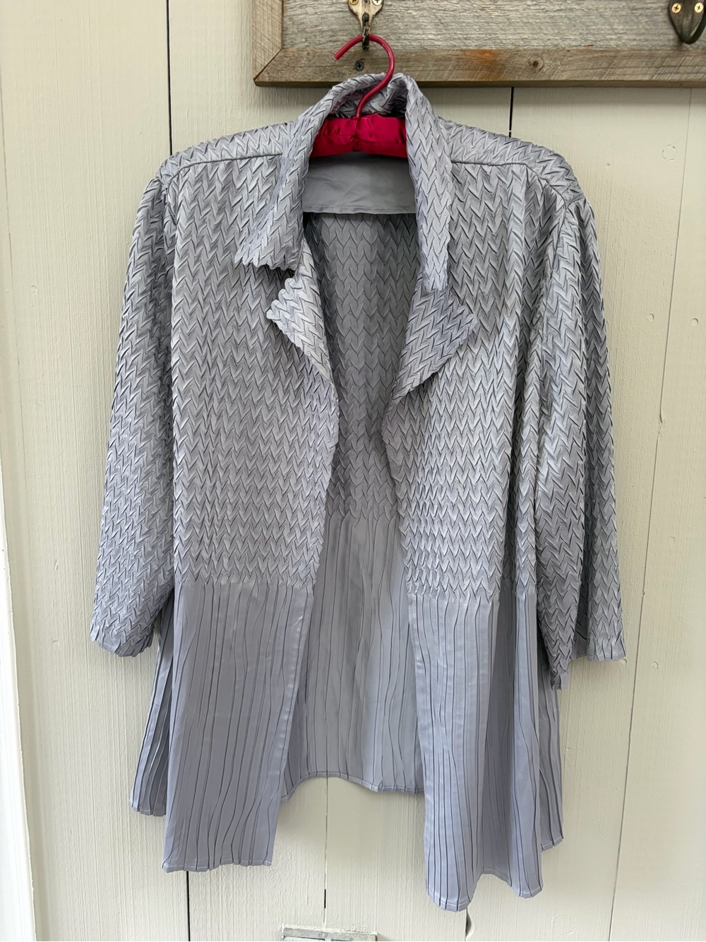 Chico's Traveler’s Light Gray/Silver Textured Open-Front Trench Jacket